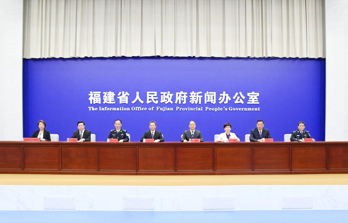 福建召开城市居民停车不便利专项治理工作新闻发布会。杨多摄