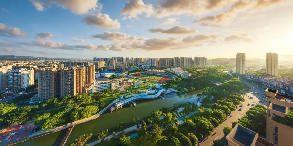 惠安中心城区在老旧小区改造后旧貌换新颜，公园、运动场与住宅区相映成趣，勾勒出一幅宜居宜业的城市新画卷。戴艺摄