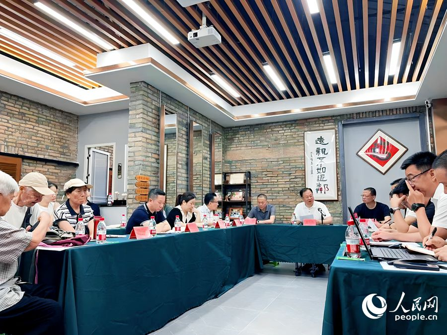 围绕小区物业服务难点、堵点,调研组就地召开专题会进行研讨。人民网记者 刘宝琴摄