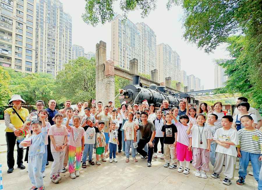 今年“六一”,万科社区在“火车头”党建广场举办亲子趣味运动会。受访者供图
