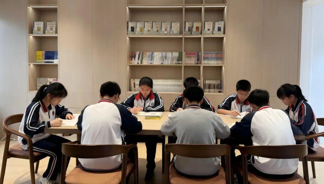 5DZ(重要):学生在产品馆自习.jpg