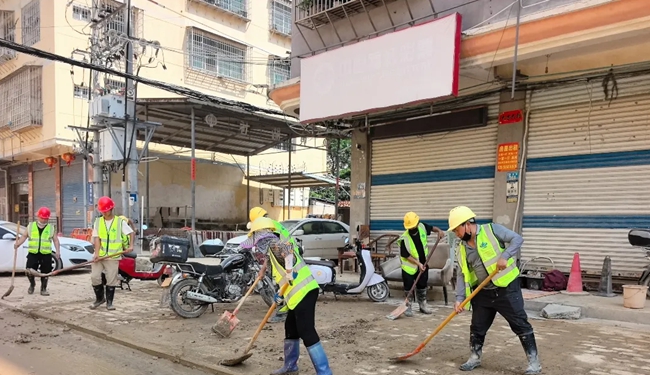 抢险队伍赴受灾一线开展清淤清障。图片来源：莆田市住建局